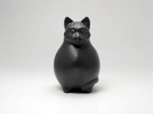 Katze sitzend schwarz