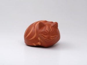 Katze liegend rot
