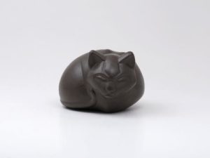 Katze liegend schwarz